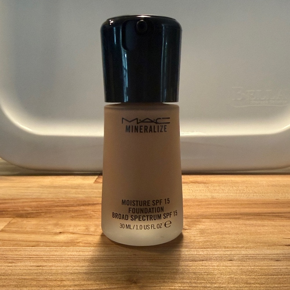 MAC Cosmetics Mineralize Moisture SPF 15 Foundation - Beige/Tan